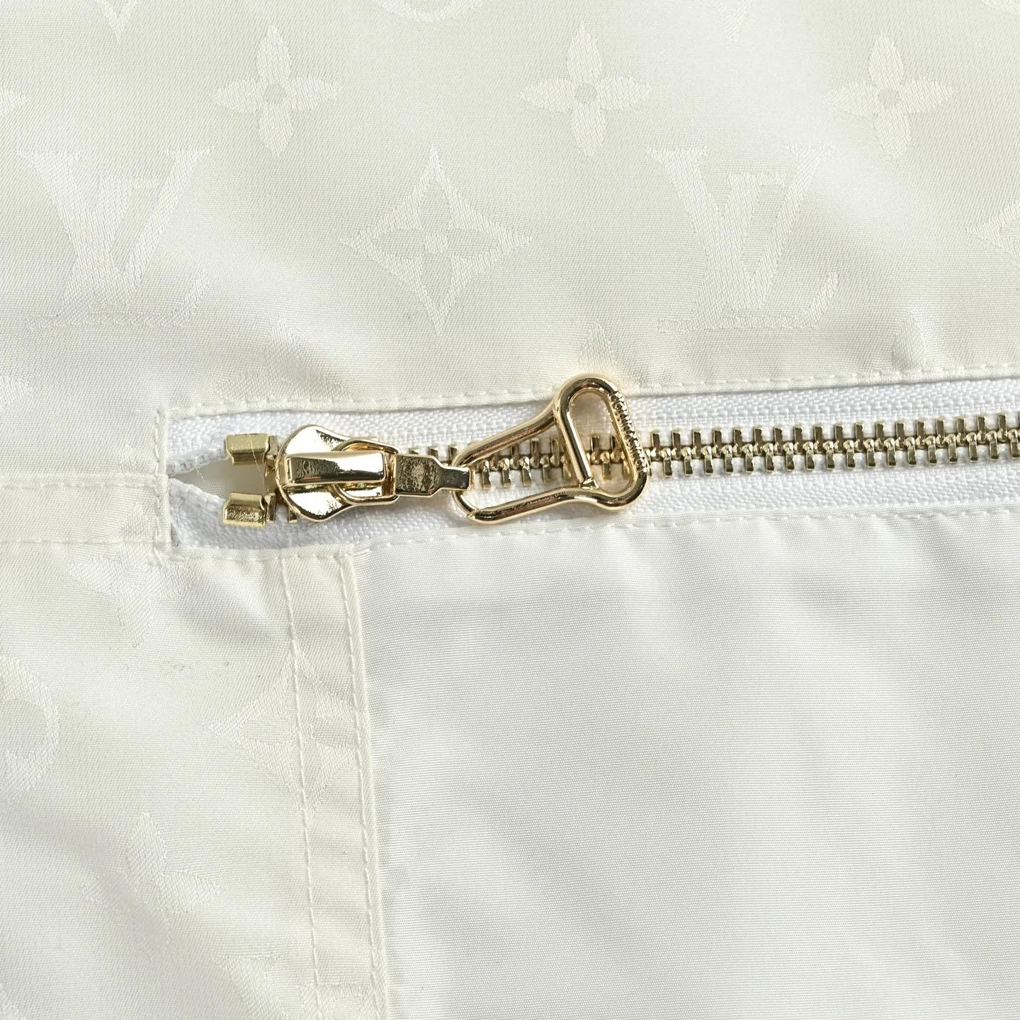 Louis Vuitton/ White